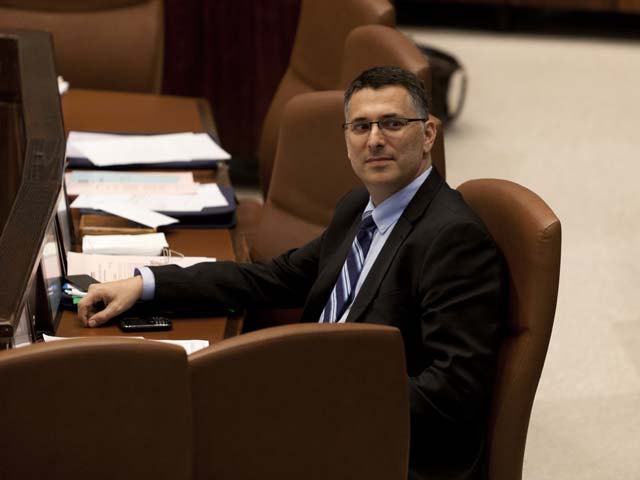 Министр внутренних дел Гидеон Саар во время обсуждения в Кнессете. 9 декабря 2013 года