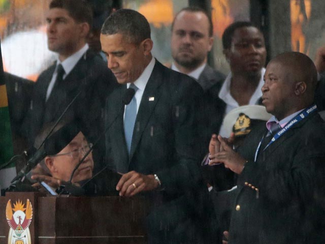 Сурдопереводчик на панихиде по Нельсону Манделе. 10 декабря 2013 года