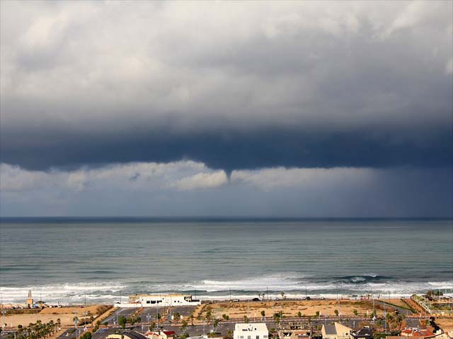 Торнадо над Средиземным море. Район Ришон ле-Циона, 13 декабря 2013 года