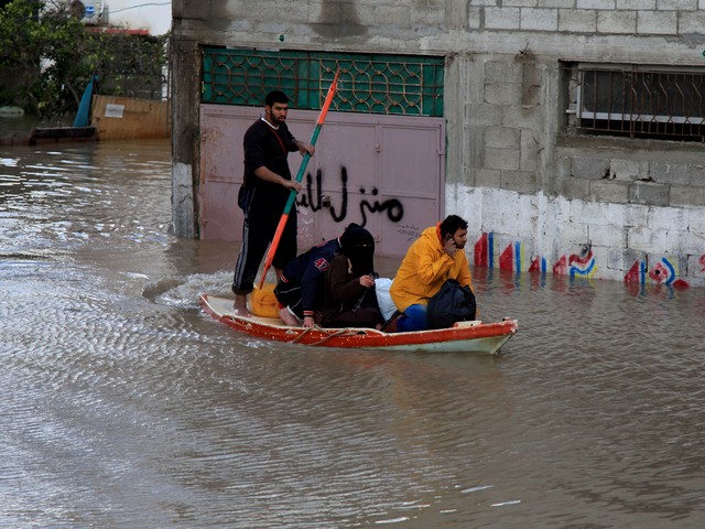 Во время наводнения в секторе Газы, 13 декабря 2013 г.