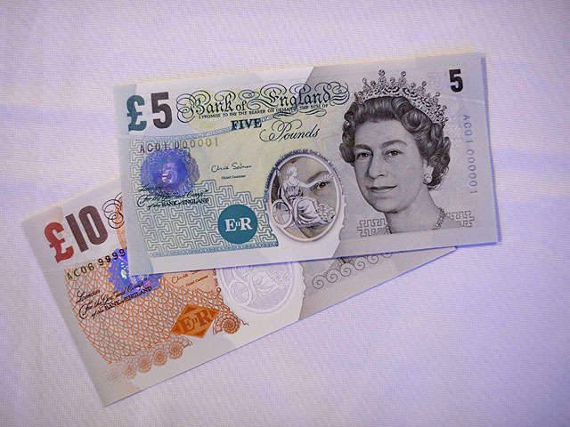 В среду, 18 декабря, на пресс-конференции в Лондоне управляющий Банка Англии Марк Карни представил образцы новых пластиковых банкнот достоинством 5 и 10 фунтов стерлингов