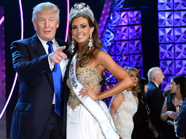 Организатор конкурсов "Мисс США" и "Мисс Вселенная" Дональд Трамп вместе с победительницей Эрин Брэди