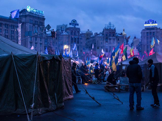 Активист Евромайдана вонзил себе в горло нож
