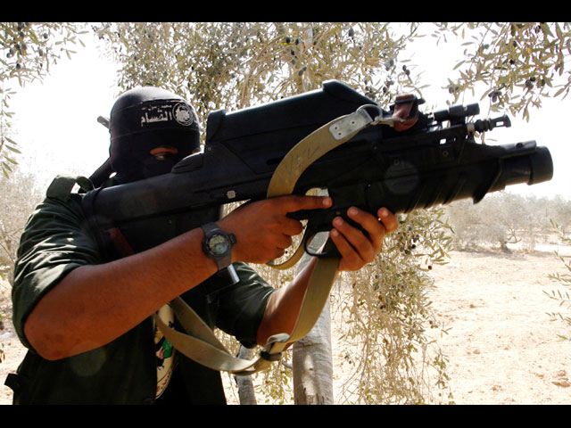 Боевик ХАМАС с бельгийской штурмовой автоматической винтовкой FN F2000 с 40 мм подствольным гранатометом FN EGLM. Сектор Газы, 24 октября 2012 года