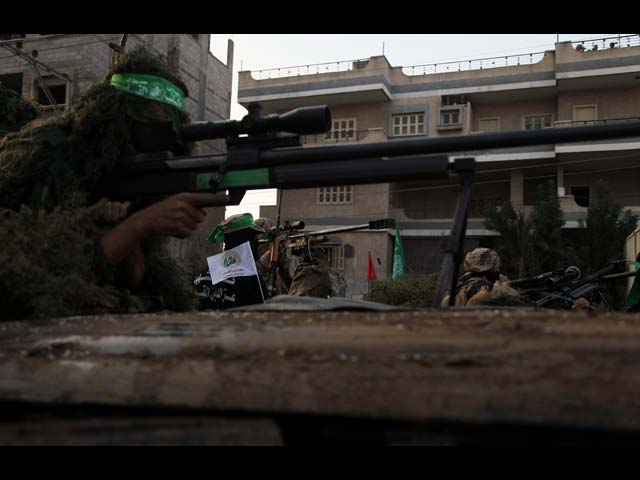 Снайпер "Бригад Изаддина аль-Касама" (ХАМАС) демонстрирует Steyr HS .50. Сектор Газы, 14 ноября 2013 года