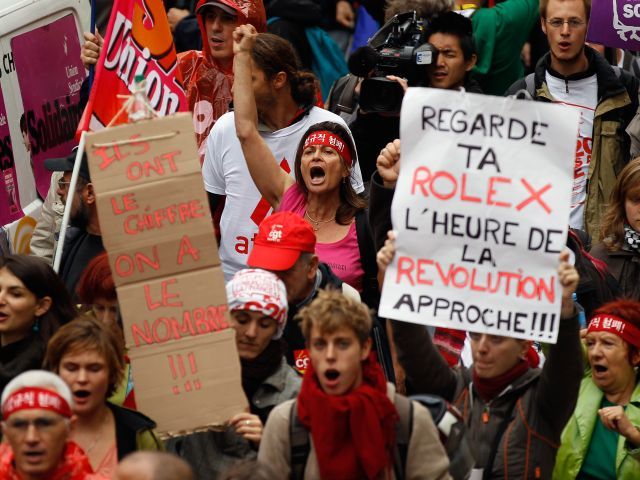 Олланд реализует обещанное: во Франции введен "налог на роскошь"