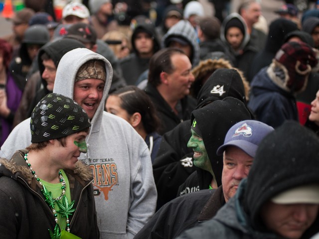 Еще до открытия торгующих марихуаной магазинов возле них образовались огромные очереди. Денвер, штат Колорадо, 1 января 2014 г.