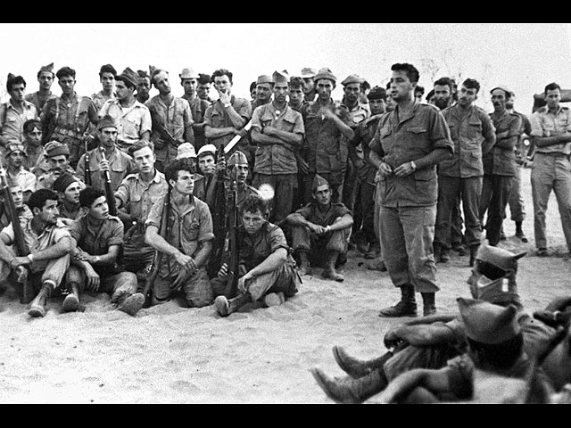 Ариэль Шарон беседует с бойцами, 1955-й год