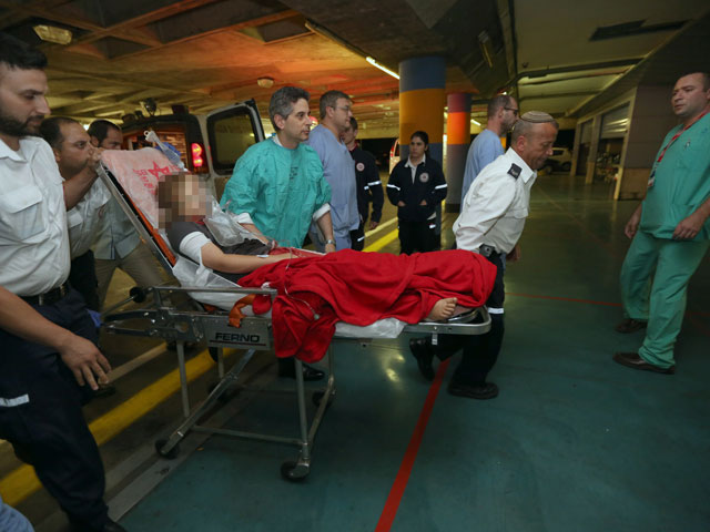 Раненая девочка на входе в больницу "Шаарей Цедек". Иерусалим, 5 октября 2013 года