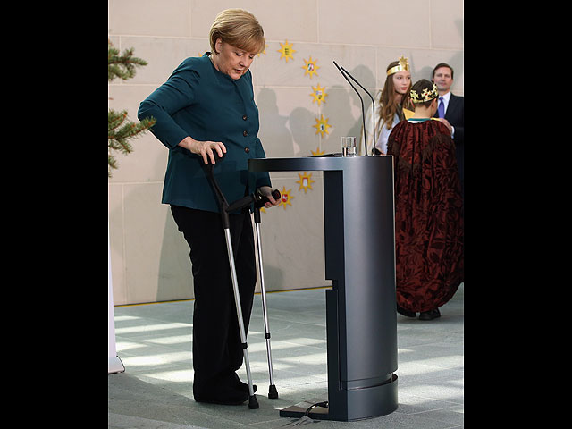 Ангела Меркель, получившая травму при катании на лыжах, появилась на публике 