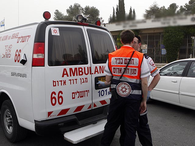 У входа в автовокзал в Иерусалиме ранен мужчина