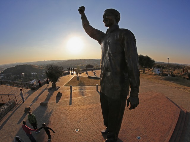 Статуя Нельсона Манделы в Йоханнесбурге