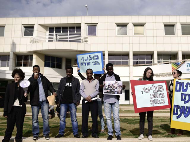 Акция в поддержку мигрантов из Африки около Тель-авивского университета. 9 января 2014 года