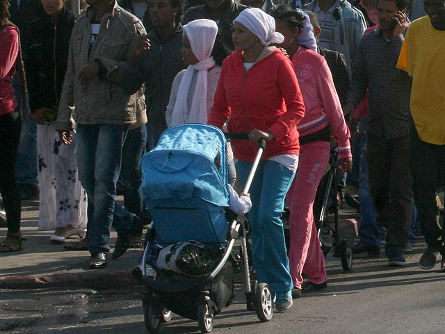 Африканские женщины с детьми провели марш протеста в Тель-Авиве