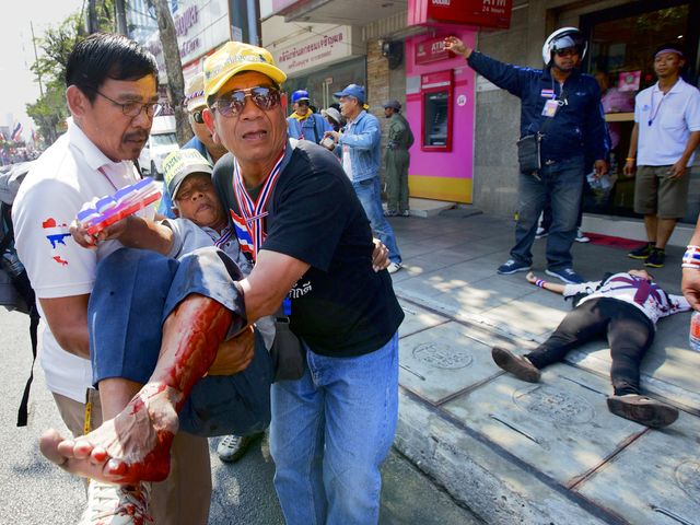 Пострадавшие в результате взрыва на демонстрации в Бангкоке. 17.01.2014