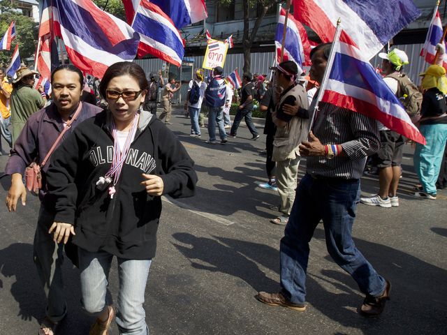 Демонстранты в Бангкоке после взрыва. 17.01.2014