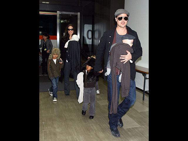 Анджелина Джоли и Брэд Питт с детьми Мэддоксом, Вивьен и Шайло
