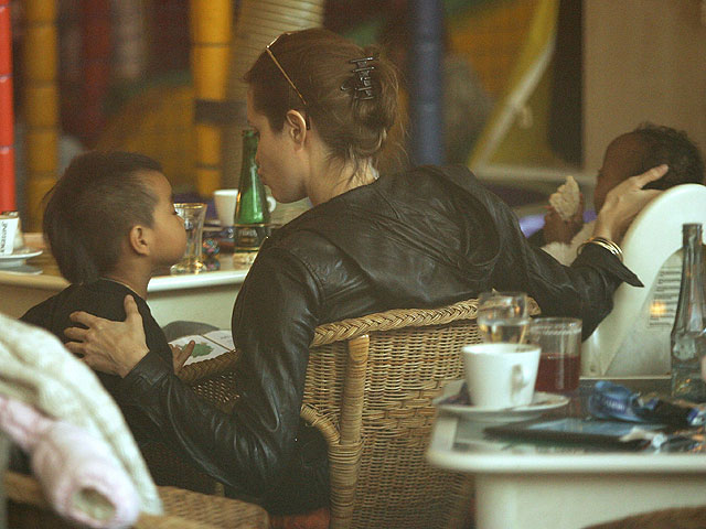 Анджелина Джоли с Мэддоксом и Захарой