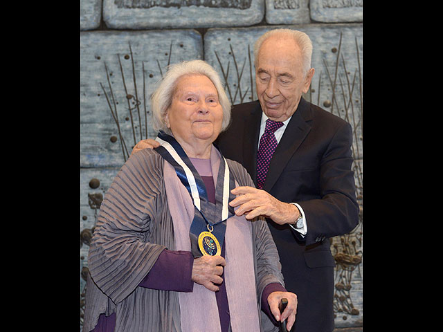 Президент Израиля Шимон Перес и лауреат премии Израиля за содействие прогрессу искусства и кино Лия Ван-Лир