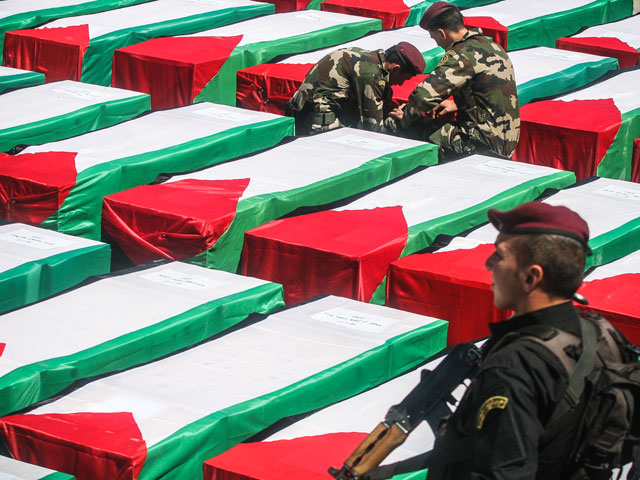 Палестинцы с почестями похоронили террористов, тела которых были переданы Израилем