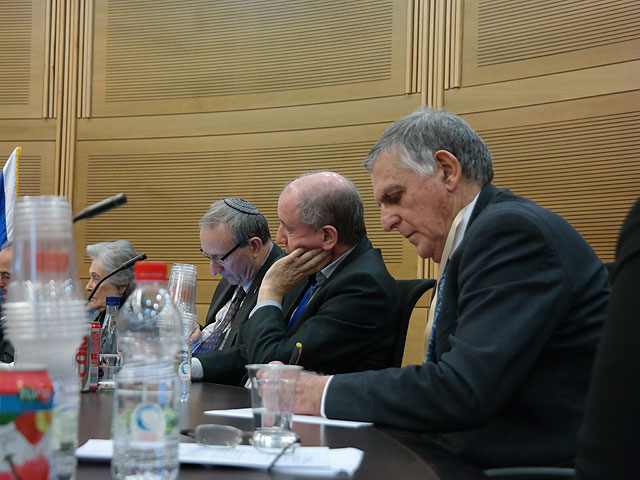В понедельник, 3 января, в Кнессете состоялось заседание парламентской комиссии по науке, посвященное вопросу "утечки мозгов", при участии нобелевских лауреатов Арье Варшеля, Майкла Левитта и Даниэля Шехтмана