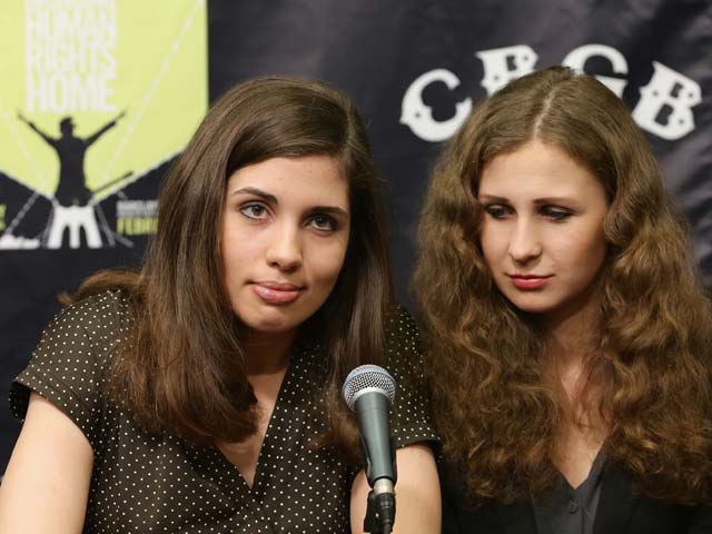 Надежда Толоконникова и Мария Алехина во время пресс-конференции в Нью-Йорке. 5 февраля 2014 года