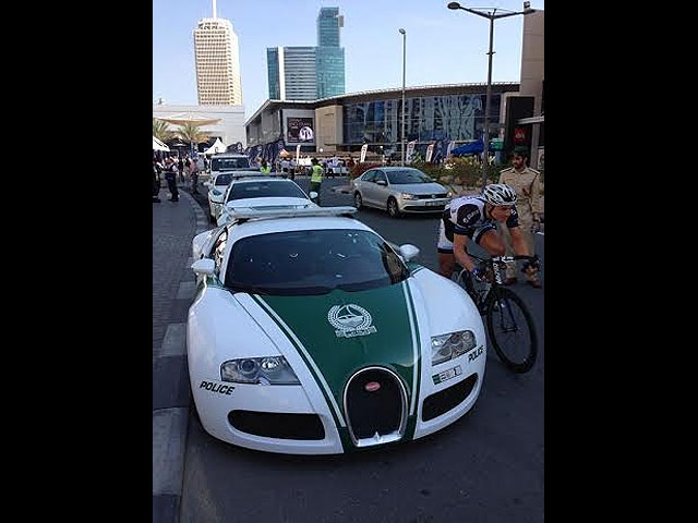 Дорожная полиция Дубая пополнила парк суперкаров. Улицы города начал патрулировать окрашенный в бело-зеленые цвета местных стражей порядка автомобиль Bugatti Veyron