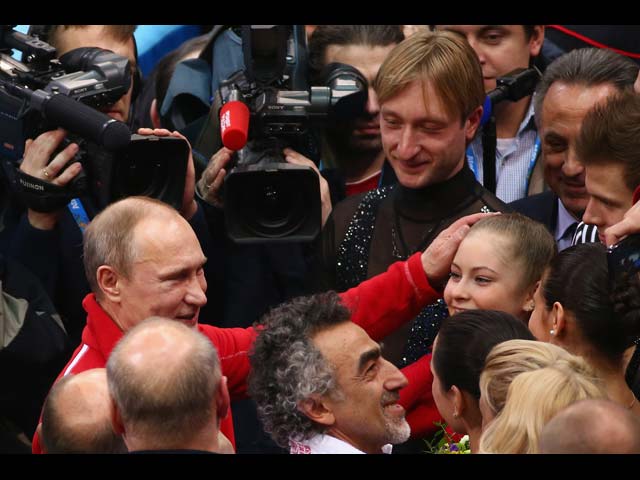 Президент России Владимир Путин поздравляет Юлию Липницкую