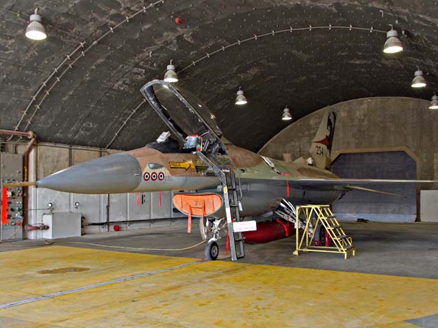 Израильский истребитель F-16 в ангаре на военной базе
