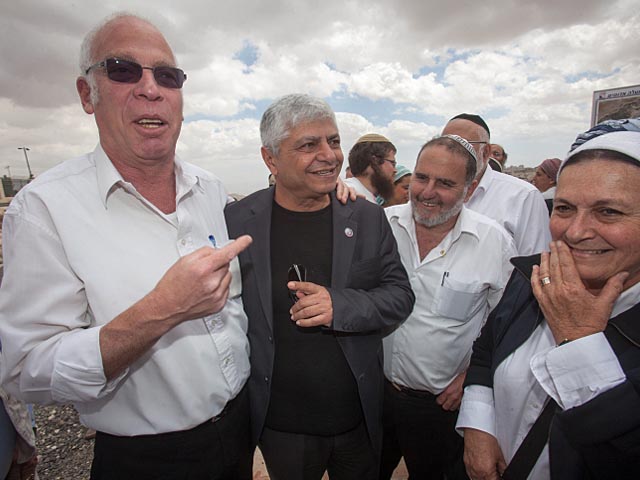 Министр строительства Ури Ариель, мэр Маале-Адумим Бенни Касриель, глава поселенческого движения "Нахала" Данэла Вайс в зоне Е1. 16 апреля 2013 года