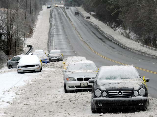 Число жертв снежной бури в США возросло до 16