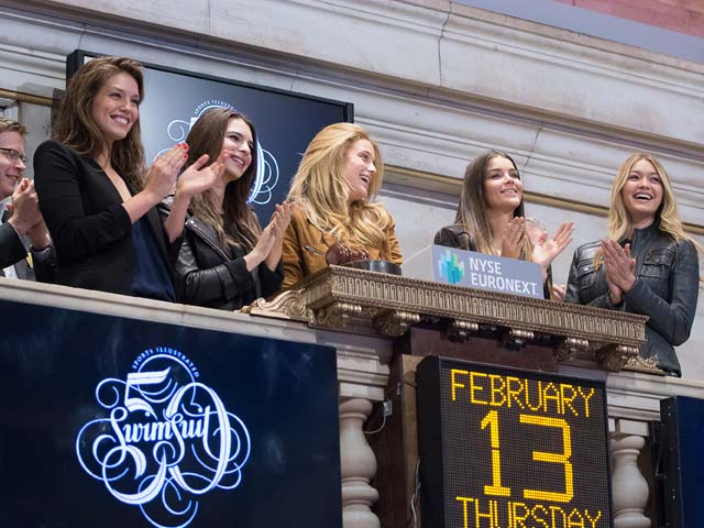 Наташа Барнард, Кейт Бок, Эмили ДиДонато, Гиги Хадид и Эмили Ратажковски на Нью-йоркской бирже. 13 февраля 2014 года