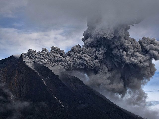 Извержение вулкана в Индонезии, 200.000 человек эвакуированы