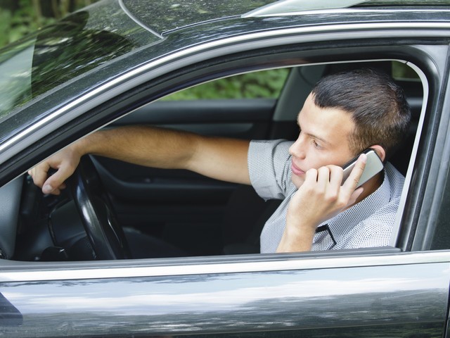 Полиция разрешила водителям говорить по телефону, когда автомобиль стоит на светофоре