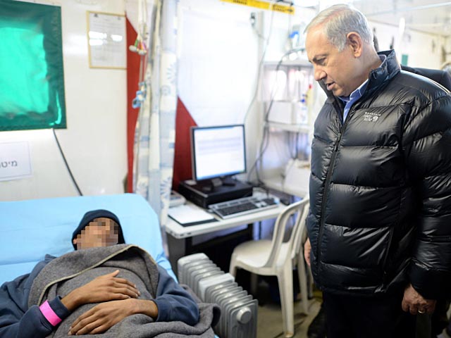 Нетаниягу посетил раненых сирийцев в полевом госпитале на Голанах. 18 февраля 2014 года