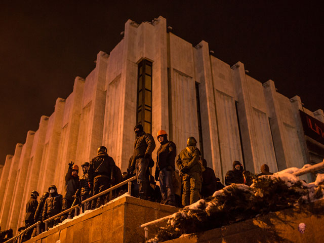Около Украинского дома в Киеве. Ночь на 26 января 2014 года