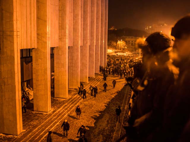 Около Украинского дома. Ночь на 26 января 2014 года