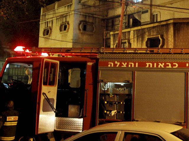 При тушении пожара в жилом доме в Петах-Тикве ранены двое пожарных