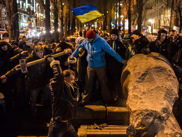 В Киеве памятник Ленину был снесен и разбит кувалдами 8 декабря 2013 года