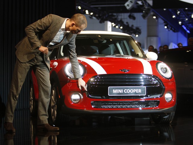 MINI Cooper нового поколения на Международном автосалоне в Лос-Анджелесе, 20 ноября 2013 г.