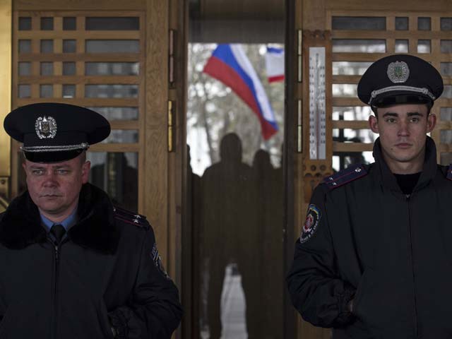Около здания Верховной Рады Крыма. Симферополь, 26 февраля 2014 года