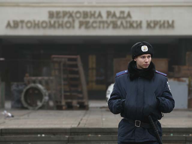 Около Верховной Рады Крыма. Симферополь, 28 февраля 2014 года