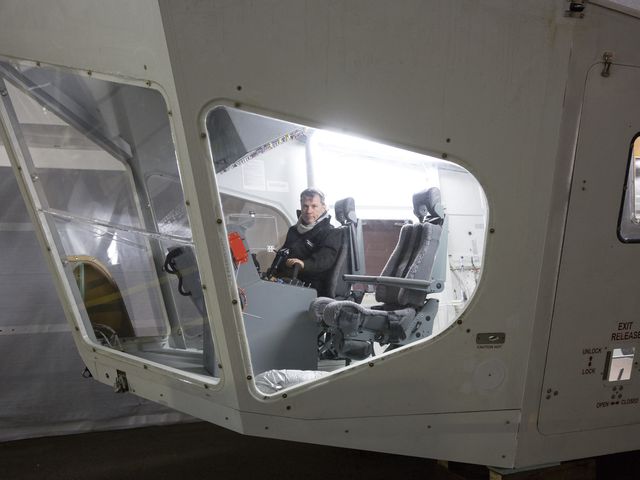 Брюс Дикинсон в кабине Airlander. 28.02.2014