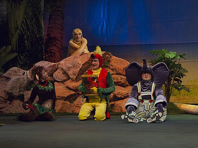 В дни каникул в Израиле будет показан детский спектакль "38 попугаев"