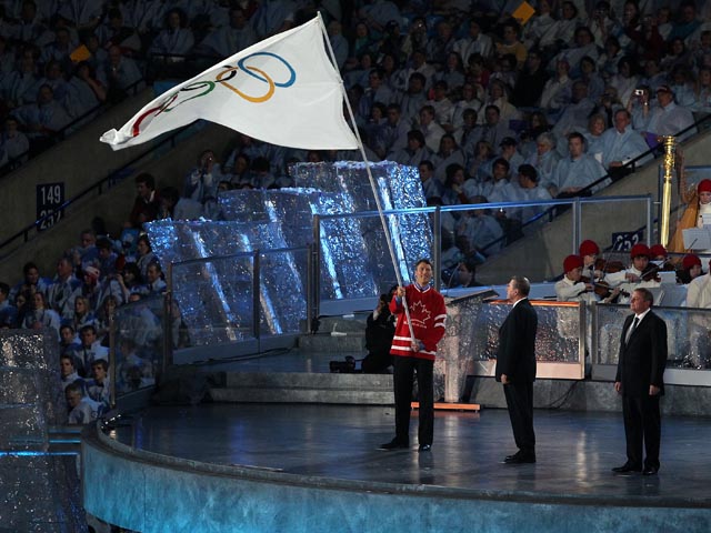 Мэр Сочи Анатолий Пахомов на закрытии Олимпиады в Ванкувере. 2010 год