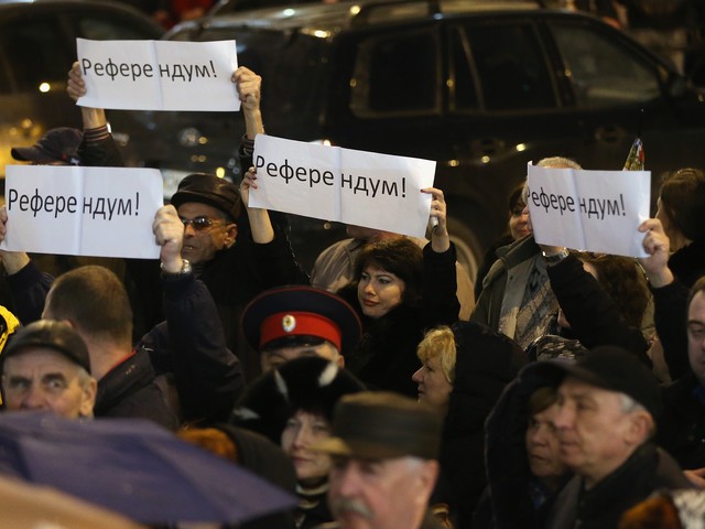 Пророссийский митинг возле здания горсовета Севастополя, 6 марта 2014 г.