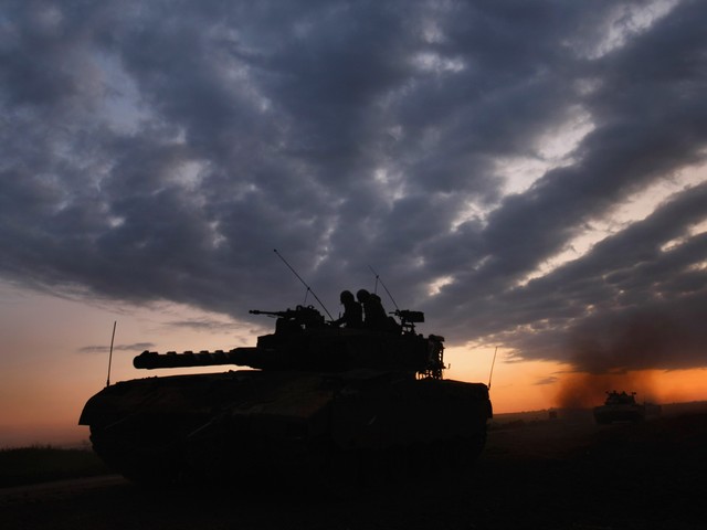 Палестинские источники: израильские танки атаковали цели на севере и на юге Газы