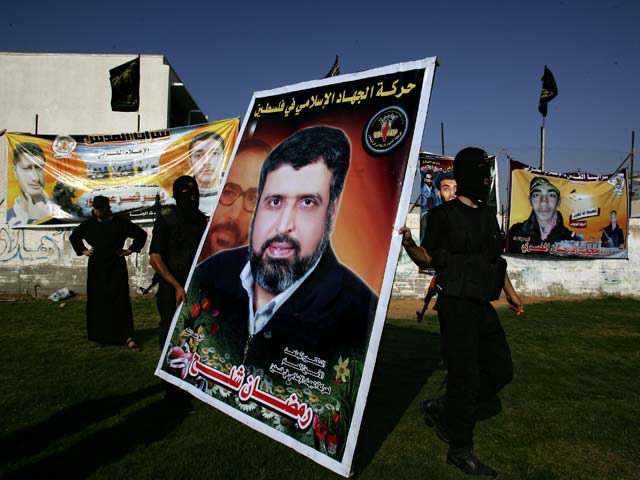 Боевики "Исламского джихада" демонстрируют портрет Рамадана Шаллаха