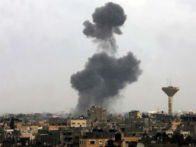 После очередной воздушной атаки в Рафахе (юг сектора Газы)