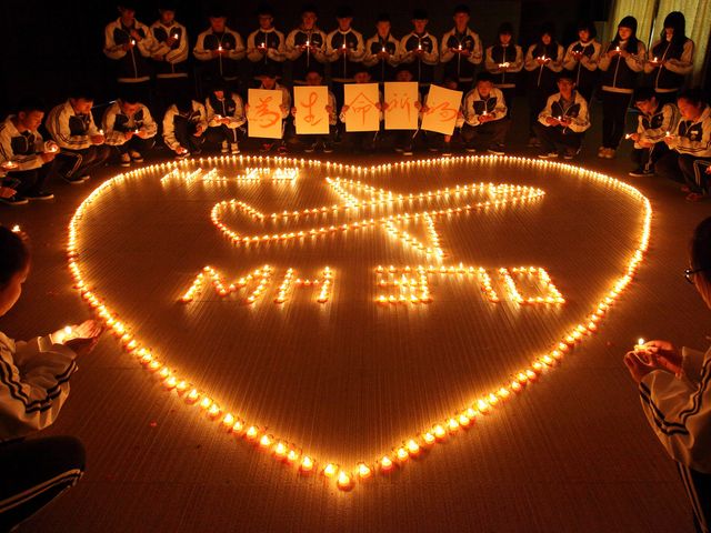 Молитва о благополучии пассажиров пропавшего самолета в Китае